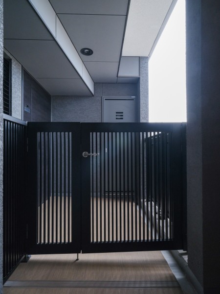 専用ポーチ付きの住戸です。共用廊下からワンクッション空間があることでプライバシー性が高まり、小さなお子さまのいるご家庭にも安心感があります。