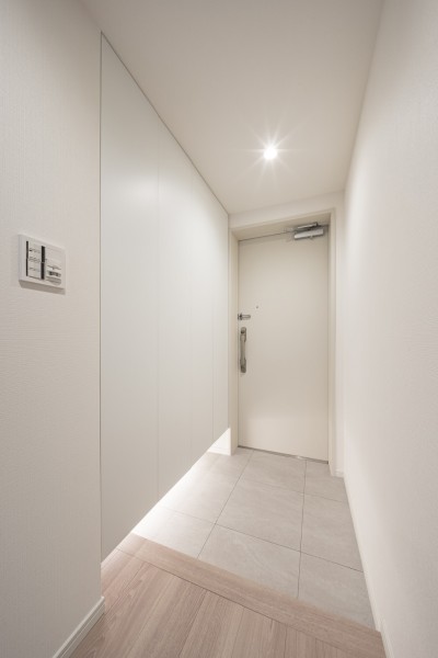 白を基調としたシンプルな設えが、住まい全体の上質さを予感させる玄関です。玄関扉を開けた瞬間、人感センサー照明がやわらかく灯り住まう方を優しく迎える、心配りが息づく玄関です。