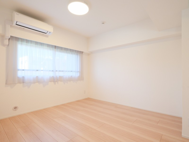 約7.0帖の洋室1はリビングに隣接していながらも独立性のあるお部屋です。南西向きの窓から穏やかな自然光が入り、のびのびとプライベートタイムをお過ごしいただけます。