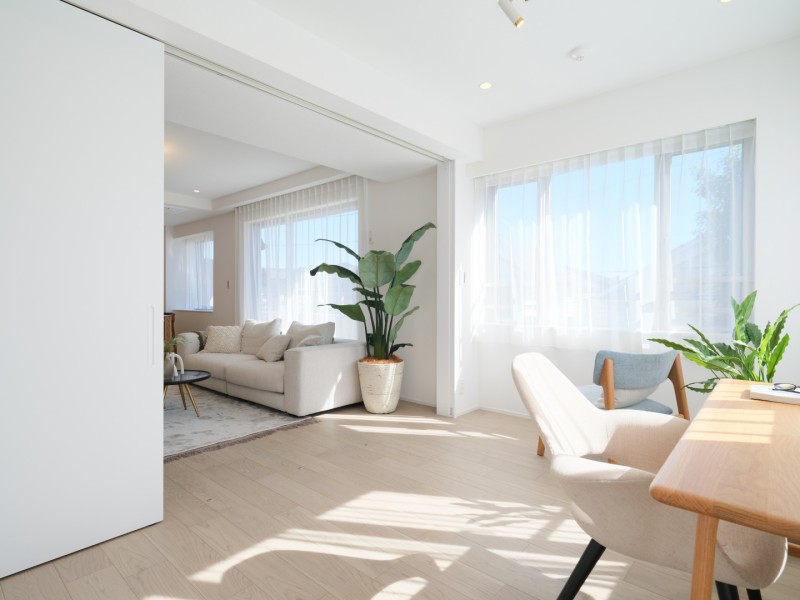 洋室3はリビングと一体利用が可能なお部屋です。引き戸を開放すれば開放感のある広々とした空間に、閉めれば独立した居室としてご利用いただけます。