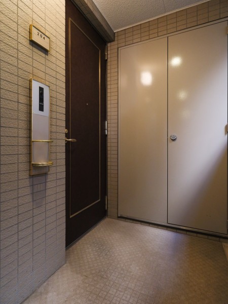 丁寧に管理された共用部から、マンション全体の管理体制の良さがうかがえます。
