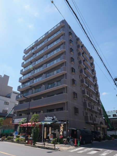 複数路線利用可能な「浅草」駅が徒歩圏内のマンションです。周辺には商業施設や生活利便施設が点在し、都心ならではの利便性を享受できる住環境です。