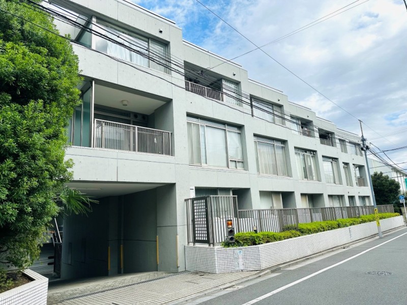 第一種低層住居専用地域の穏やかな街並みに佇むデザイナーズマンションです。共用部にゲストルームを備えておりご家族やご友人を招く際にも便利で(細則有)、大切なペットと暮らせる住まいです(規約有)。