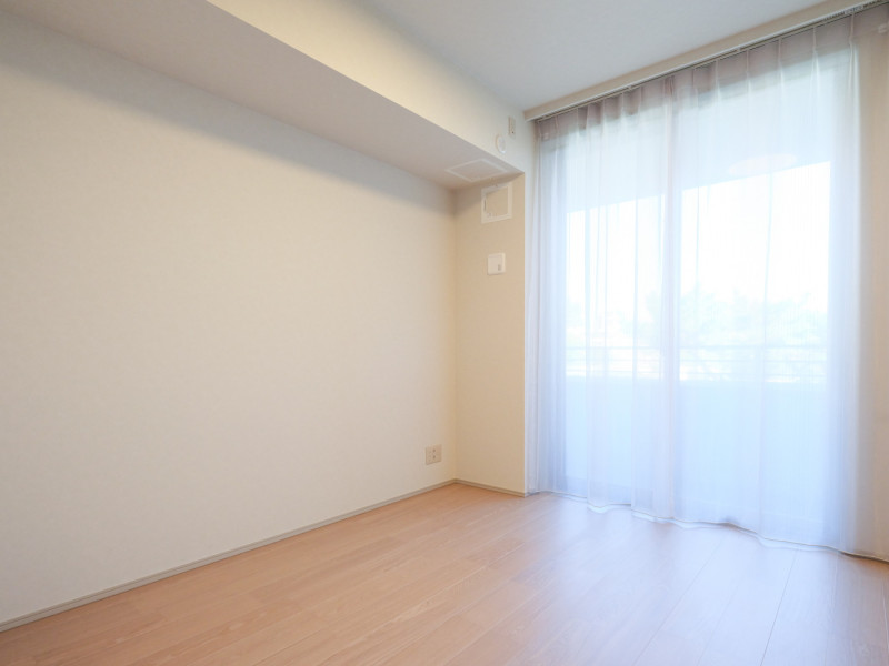 洋室2は洋室1と同様にバルコニーにつながるお部屋です。陽光に包まれた穏やかな空間で、自分らしい時間を楽しめます。