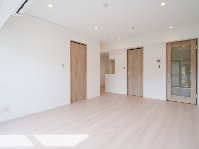 淡い色合いのフローリングと白を基調とした内装が調和した空間です。隣接する居室との一体利用もしやすく、レイアウトの幅が広がります。
