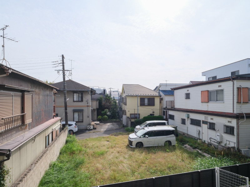 バルコニーからの眺望は、目の前に高い建物がなく開けた青空を仰げます。