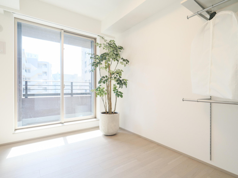 洋室1はバルコニーにつながるお部屋です。陽光に包まれた穏やかな空間で、自分らしい時間を楽しめます。