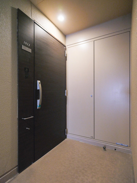 エレベーターを降りてお部屋へと続く廊下は、内廊下設計です。外気の影響を受けにくく、プライバシーも守られやすいです。