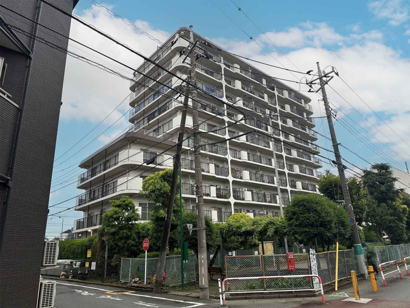 「府中」駅徒歩10分・「東府中」駅徒歩7分。利便性と落ち着いた住環境を兼ね備えた「府中市緑町」アドレスに位置する新耐震基準適合マンションです。商業施設も身近に揃い、日々の暮らしを快適に支えます。