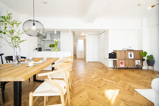 北欧と韓国インテリアをドッキング、広いリビングのある家のイメージ画像