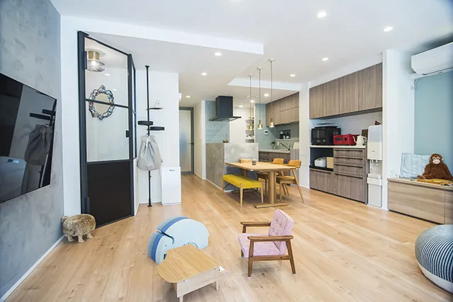 暗かったリビングを明るくリノベーション。生活を快適にする造作家具で家具いらずの家のイメージ画像