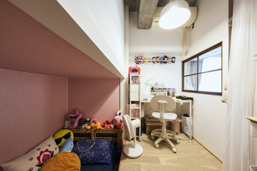 隣り合わせの子ども部屋にロフトを設けて、片方からは上段、もう片方下段にベッドを設け、ベッドスペースが1つ分で収まるように工夫