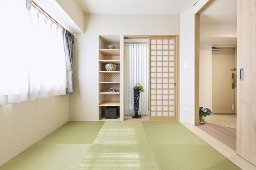 リビングダイニングは隣接する和室と一体化して、広々とした空間に