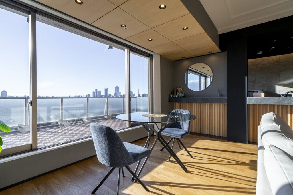 事例①:和モダンの高級リビング