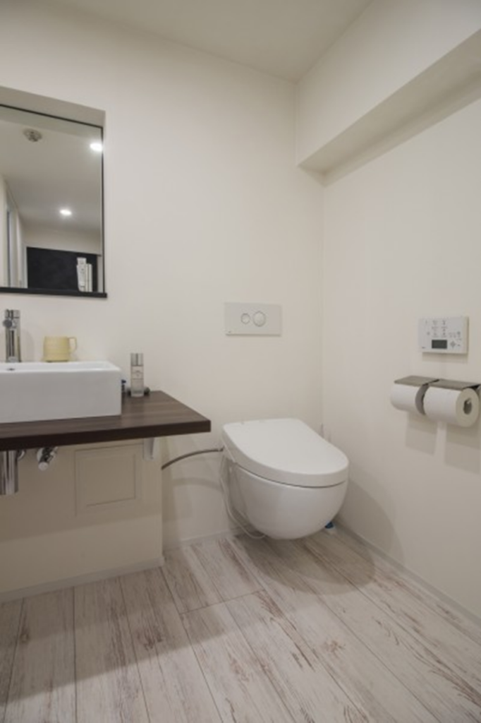 事例３：海外風のスタイリッシュな壁掛けトイレ