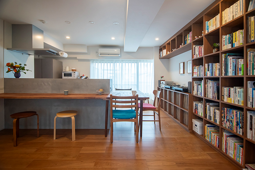 造作L型カウンターを設けた手元を隠すペニンシュラキッチン