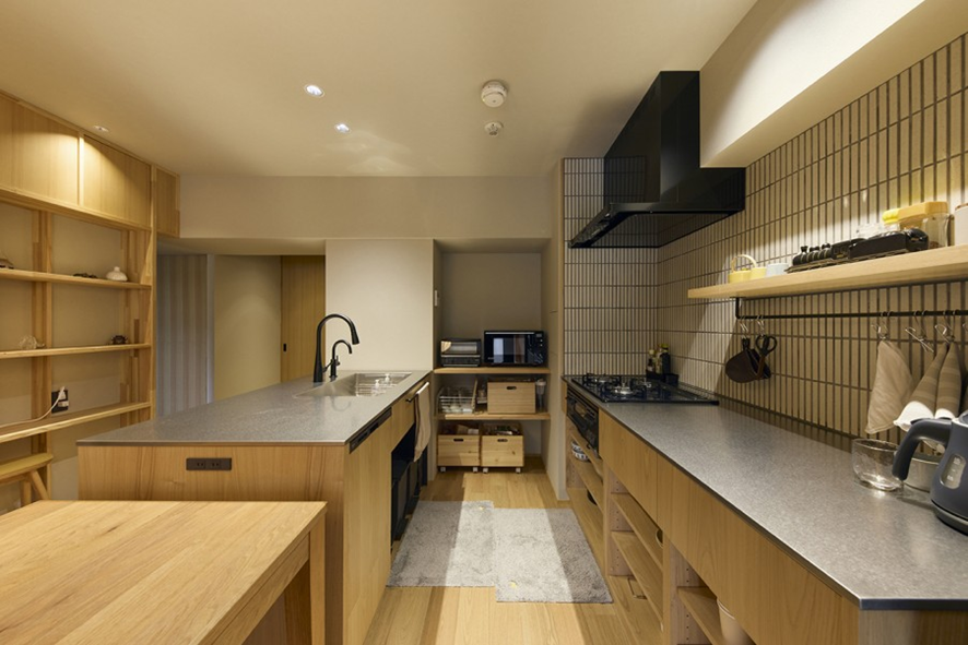機能性とデザイン性を両立したぬくもりあるII型キッチン
