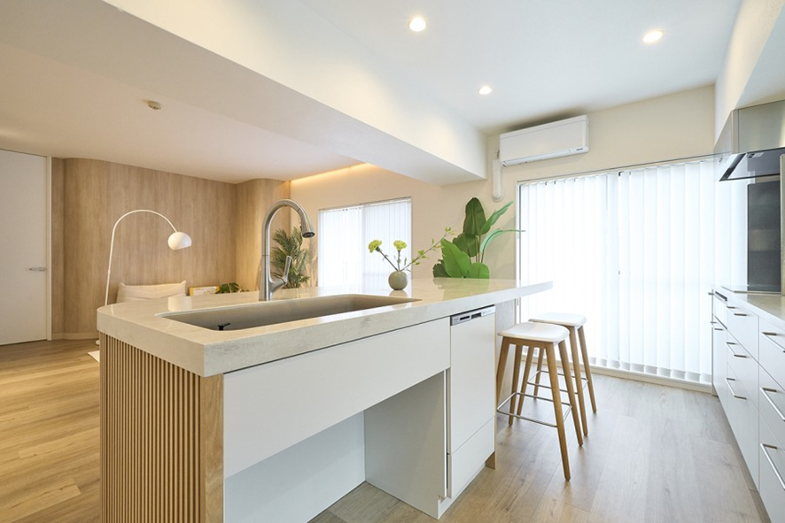 広い作業スペースを確保したアイランドキッチン