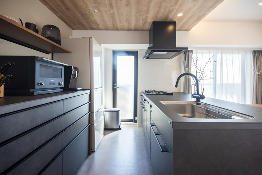 システムキッチン収納のメリット|モノの配置と組み合わせがポイント