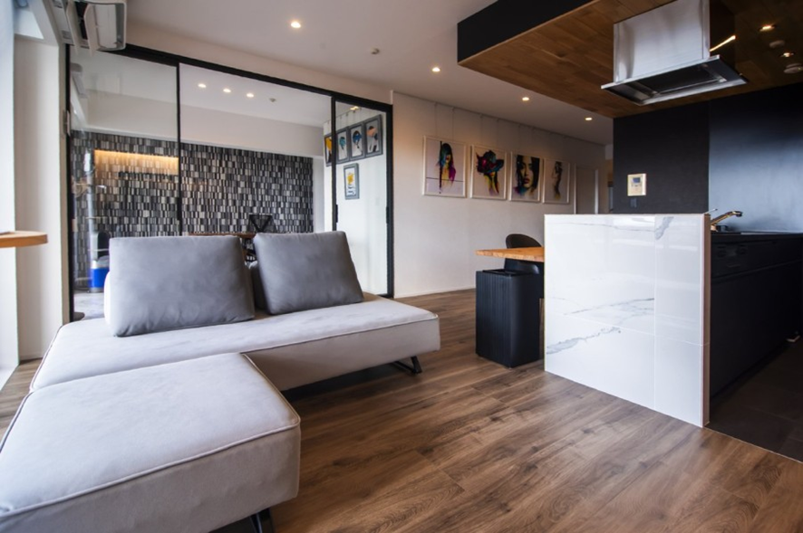 壁面にアートを飾る