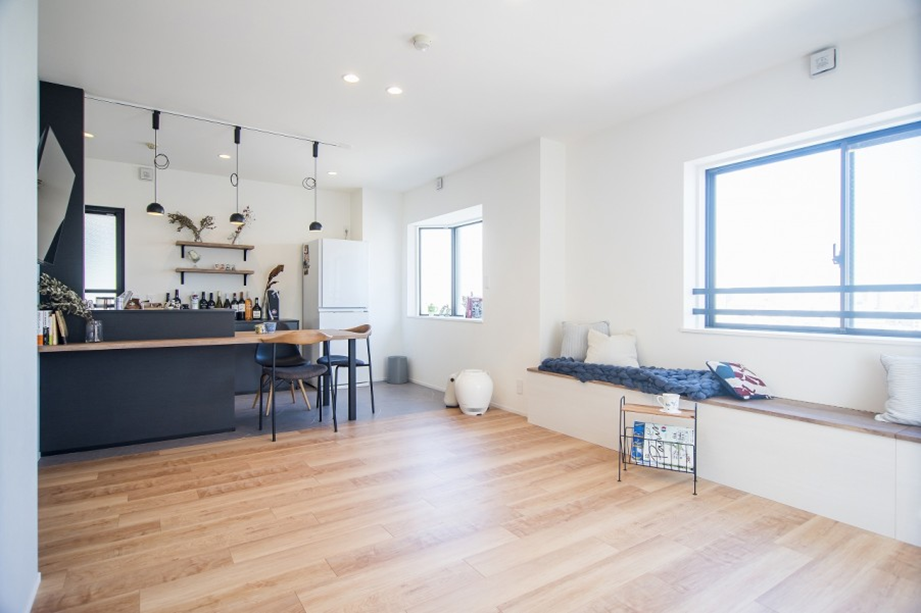 事例④ベンチ収納で叶える「何も置かない」リビング