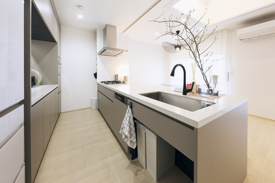 事例① モノトーンのキッチンにミーレの大型食洗機